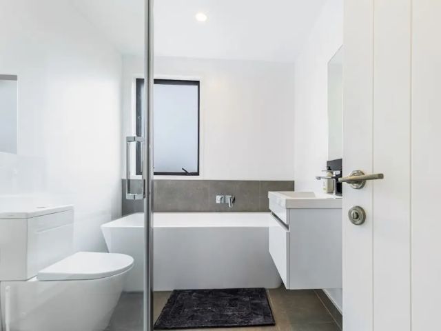 Mangere Property - bathroom with bathtub