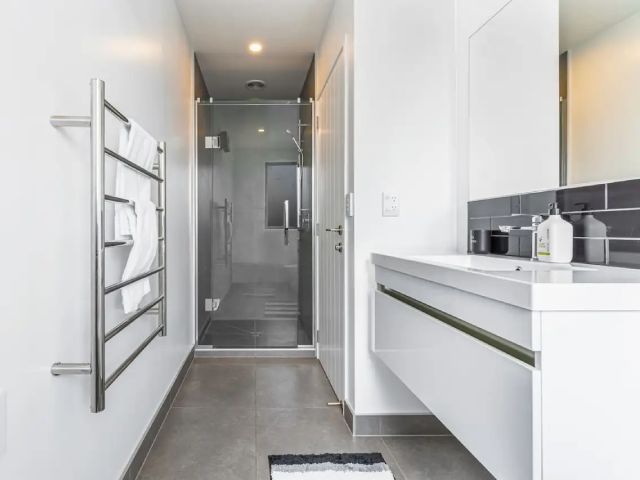 Mangere Property - bathroom with shower