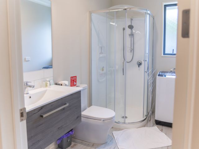 Pukekohe Property - shower